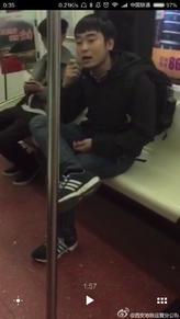 地铁上吃瓜被打,一场意外引发的争议与反思