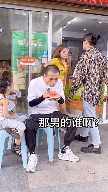 校园情侣吃瓜群众