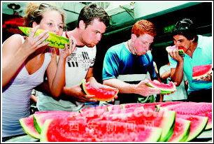 外国人父亲吃瓜