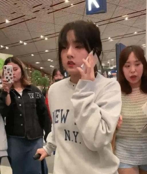 吃瓜怼脸拍照,捕捉瞬间欢乐