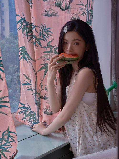 吊带吃瓜,夏日吃瓜新风尚